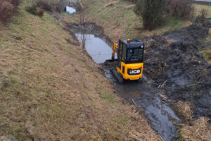 prace koparką w&nbsp;trudnym terenie